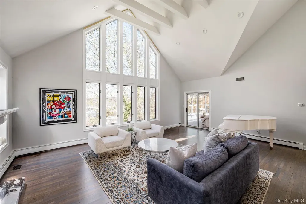 8 Verity Lane Roslyn NY 11576