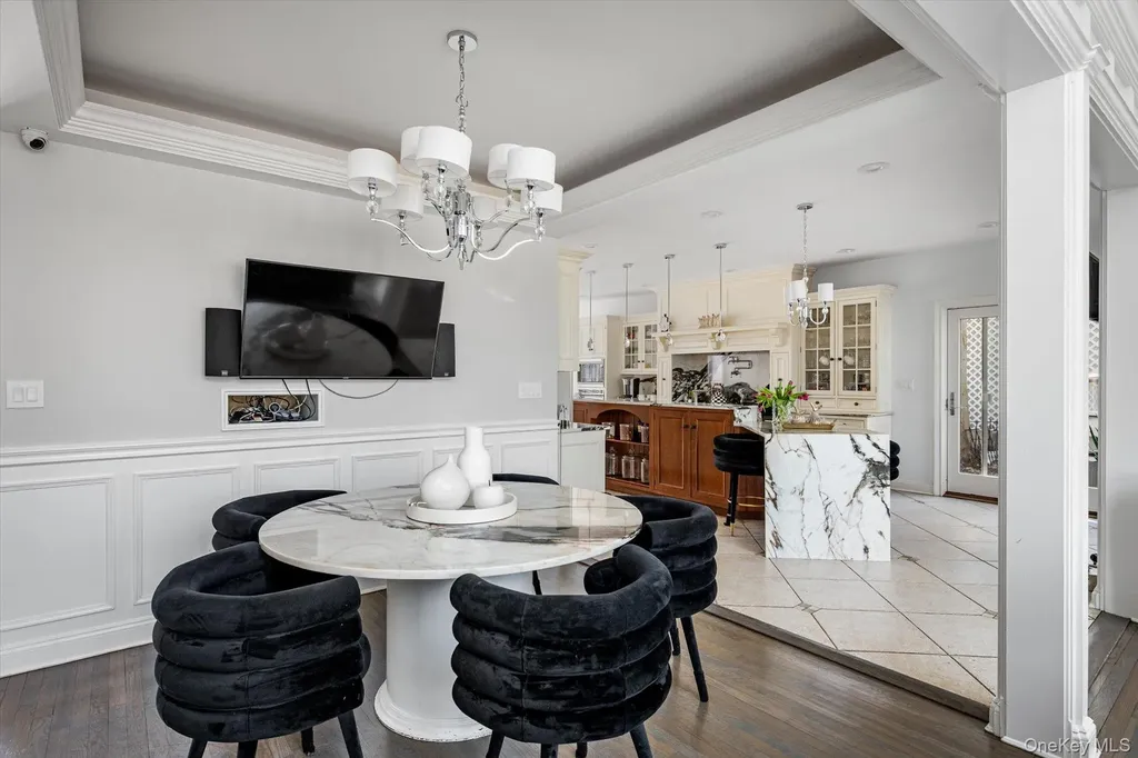 8 Verity Lane Roslyn NY 11576
