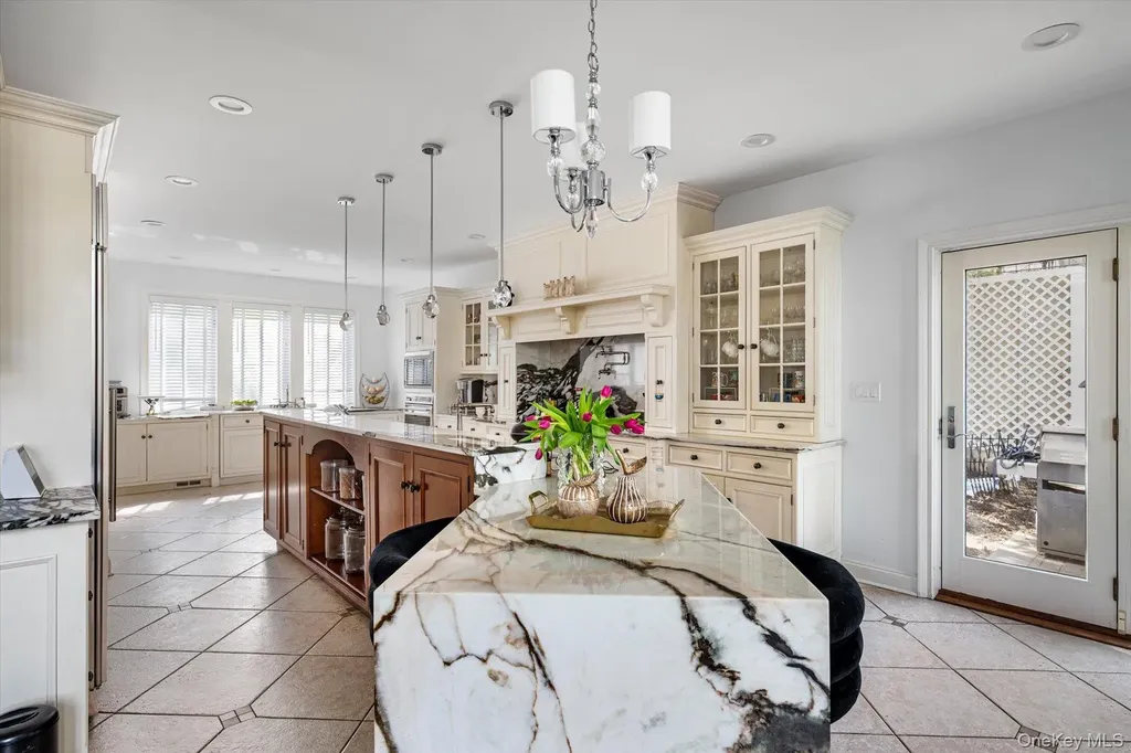 8 Verity Lane Roslyn NY 11576