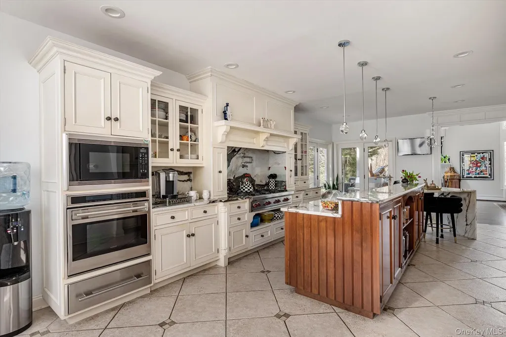 8 Verity Lane Roslyn NY 11576