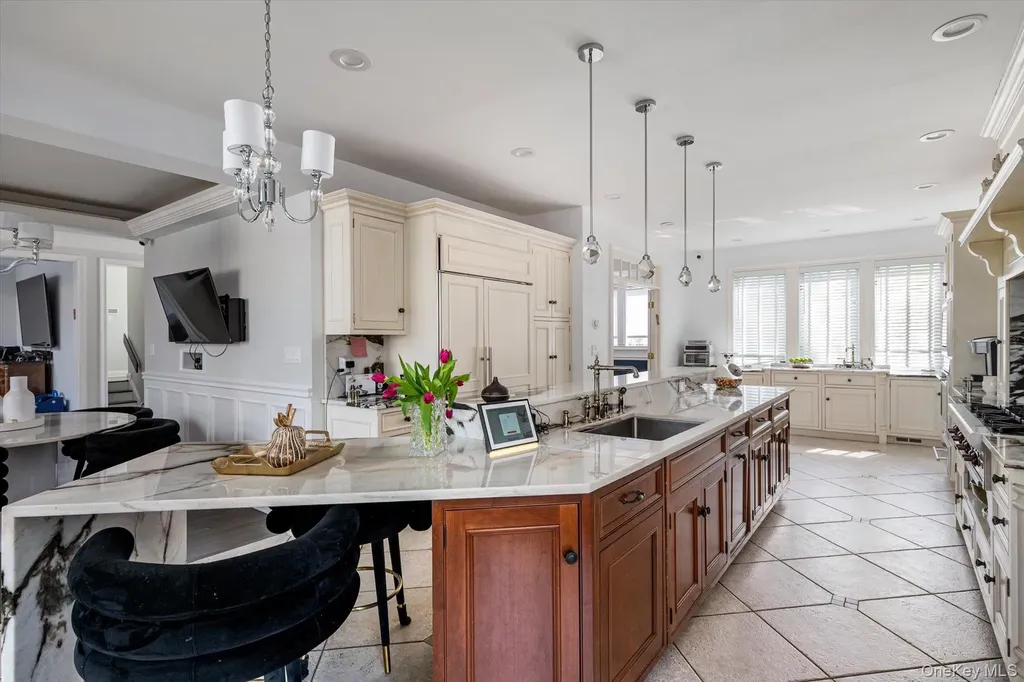 8 Verity Lane Roslyn NY 11576