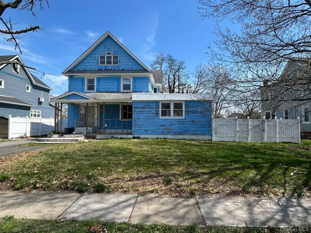 31 East Avenue Freeport NY 11520