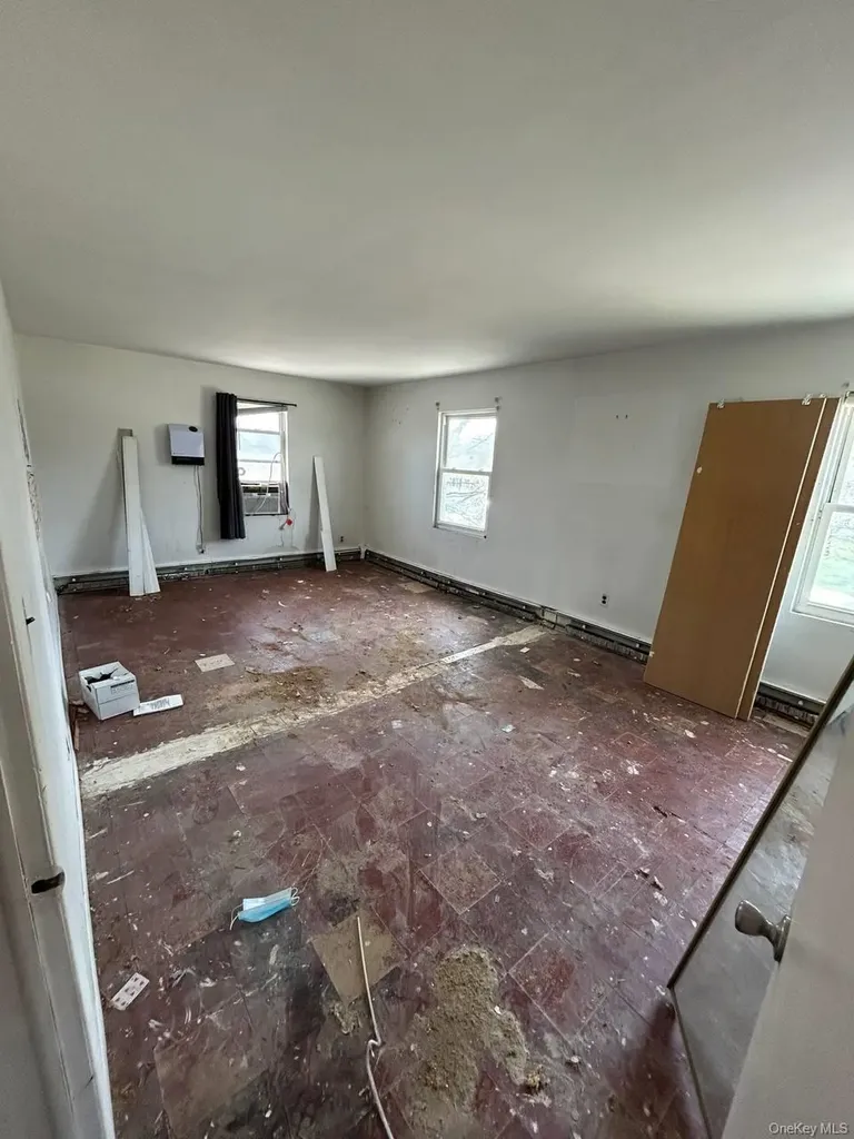 31 East Avenue Freeport NY 11520