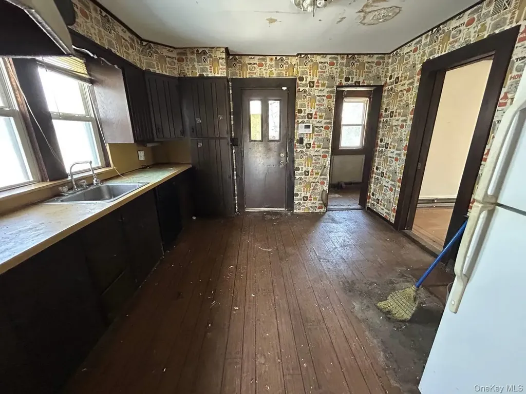 31 East Avenue Freeport NY 11520