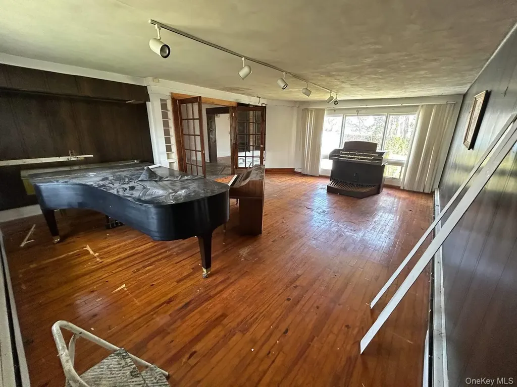 31 East Avenue Freeport NY 11520