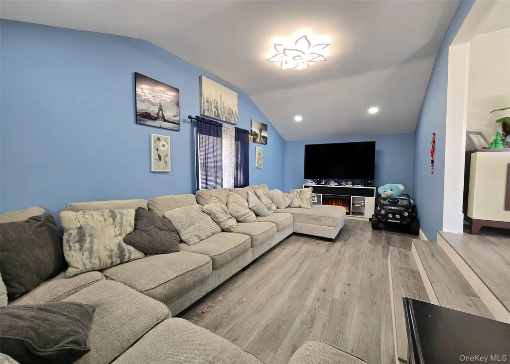 17 Gregory Drive Ronkonkoma NY 11779