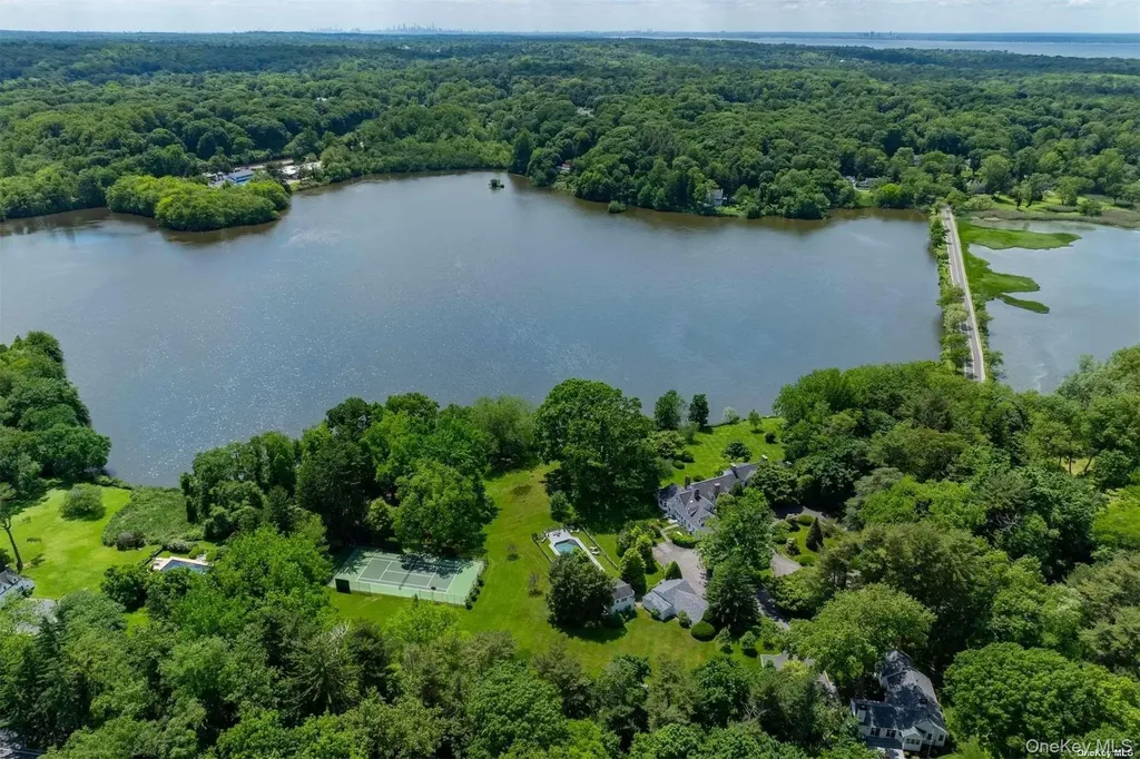 200 Cleft Road Mill Neck NY 11765