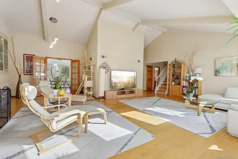 130 Wood Hollow Lane New Rochelle NY 10804