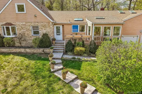 130 Wood Hollow Lane New Rochelle NY 10804