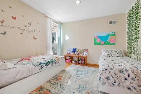 130 Wood Hollow Lane New Rochelle NY 10804