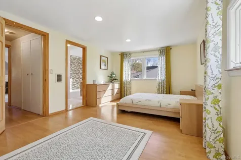 130 Wood Hollow Lane New Rochelle NY 10804