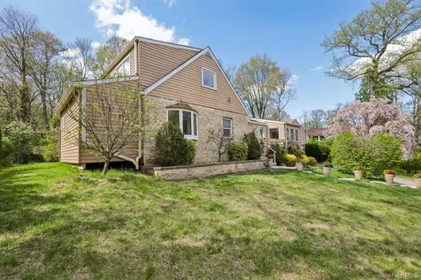 130 Wood Hollow Lane New Rochelle NY 10804
