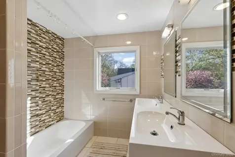 130 Wood Hollow Lane New Rochelle NY 10804