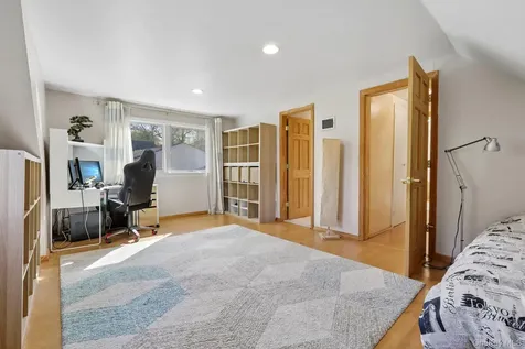 130 Wood Hollow Lane New Rochelle NY 10804