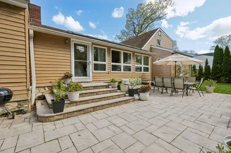 130 Wood Hollow Lane New Rochelle NY 10804
