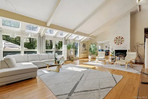 130 Wood Hollow Lane New Rochelle NY 10804