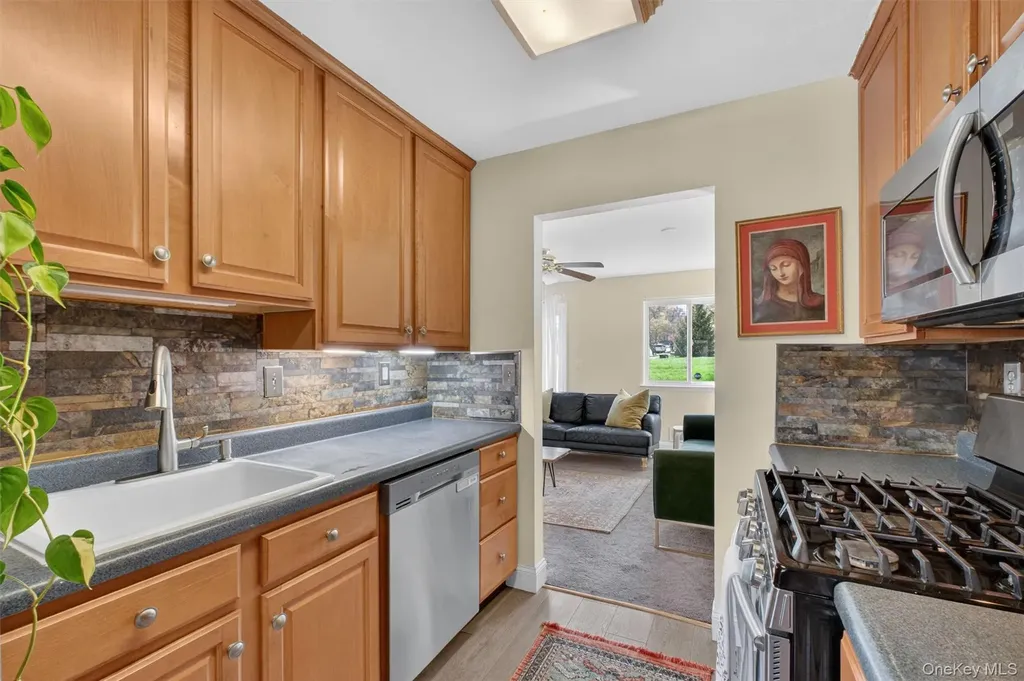 11 Squires Gate Poughkeepsie NY 12603