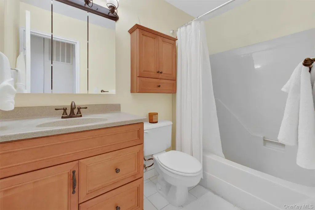 11 Squires Gate Poughkeepsie NY 12603