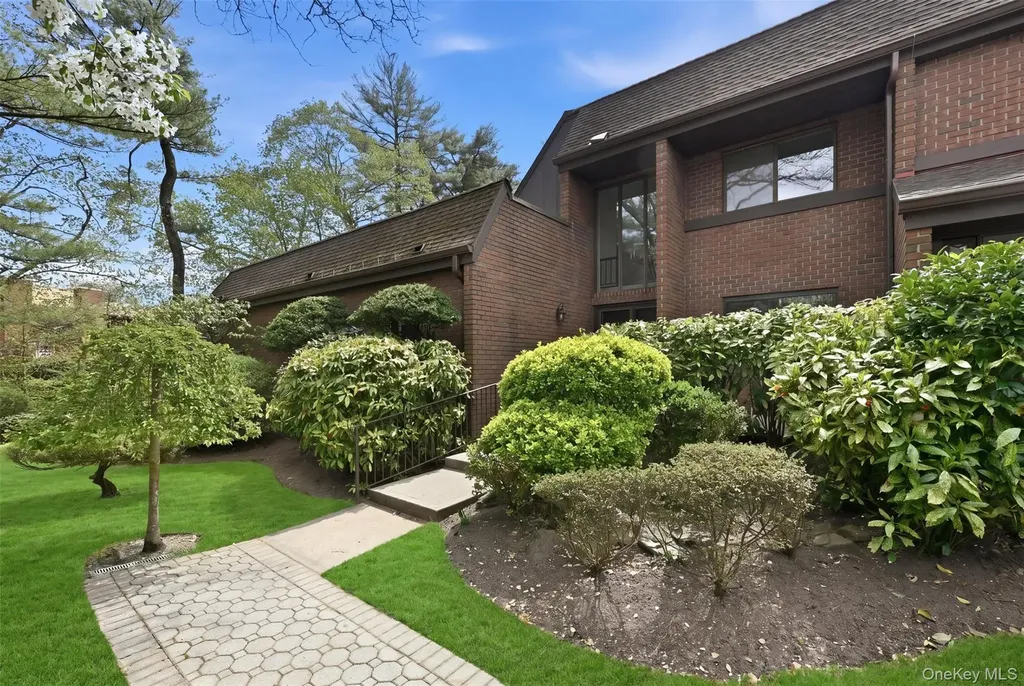 25 Chestnut Hill Roslyn NY 11576