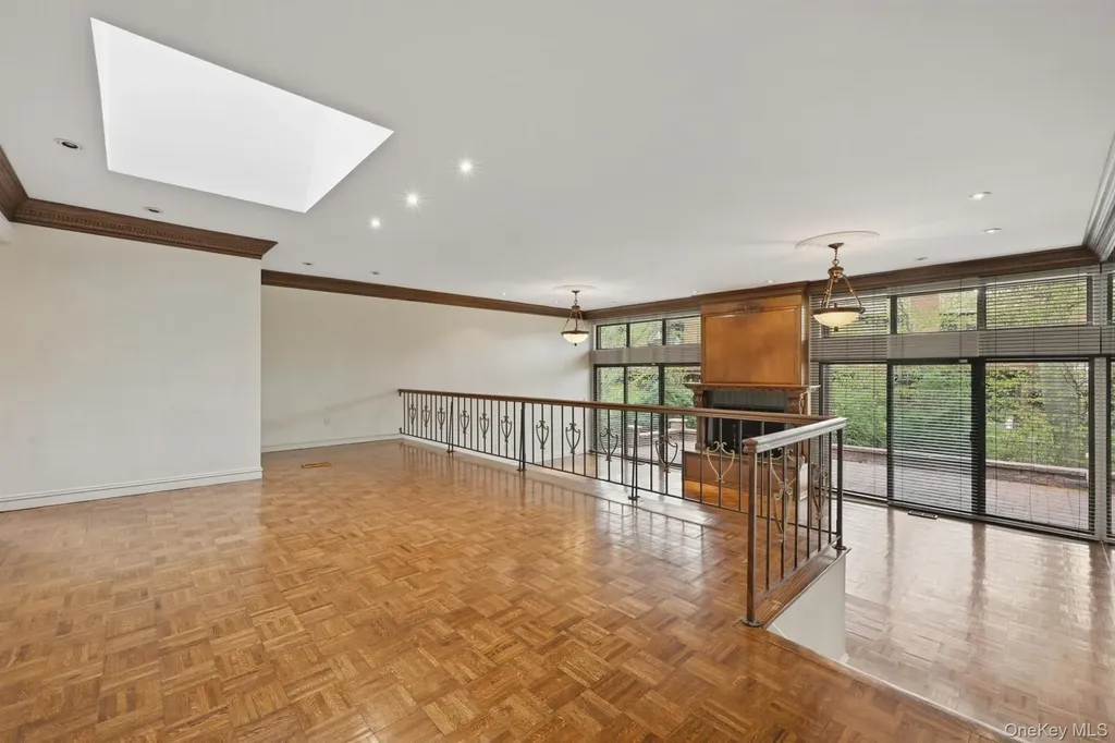 25 Chestnut Hill Roslyn NY 11576