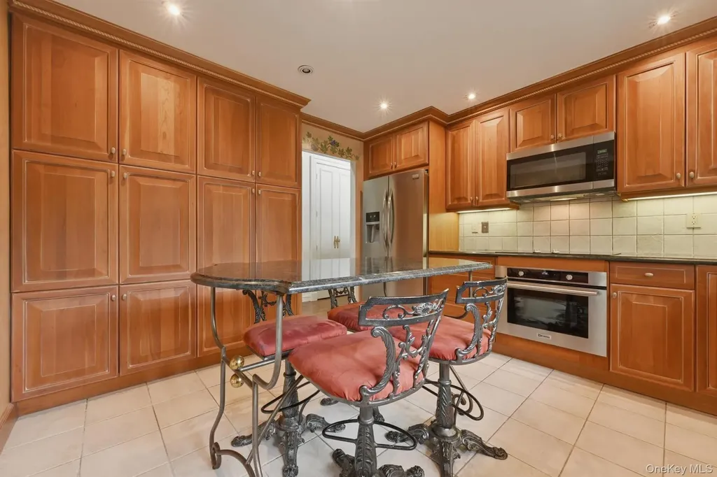 25 Chestnut Hill Roslyn NY 11576