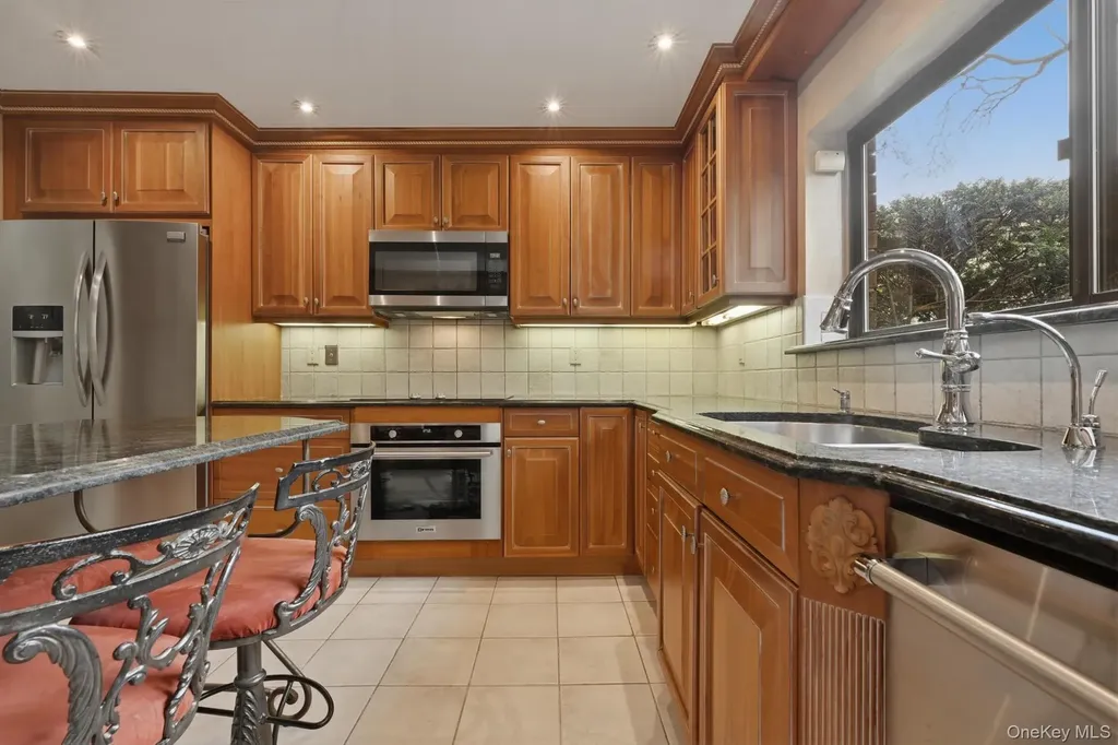 25 Chestnut Hill Roslyn NY 11576