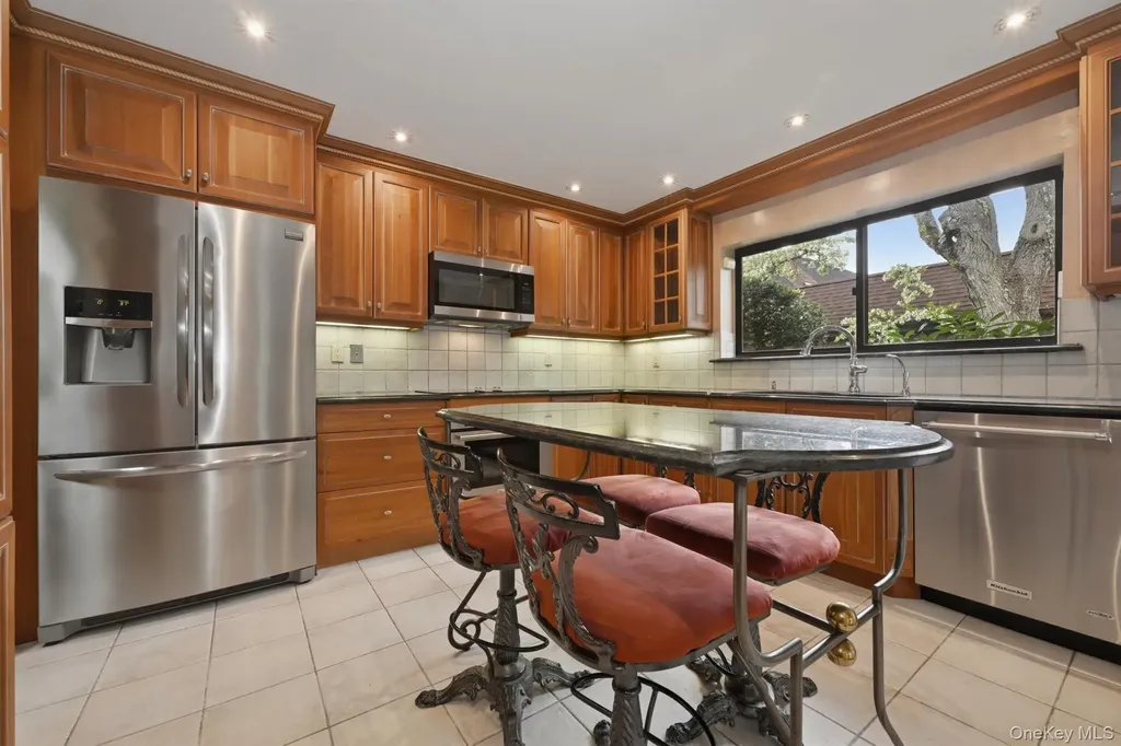 25 Chestnut Hill Roslyn NY 11576