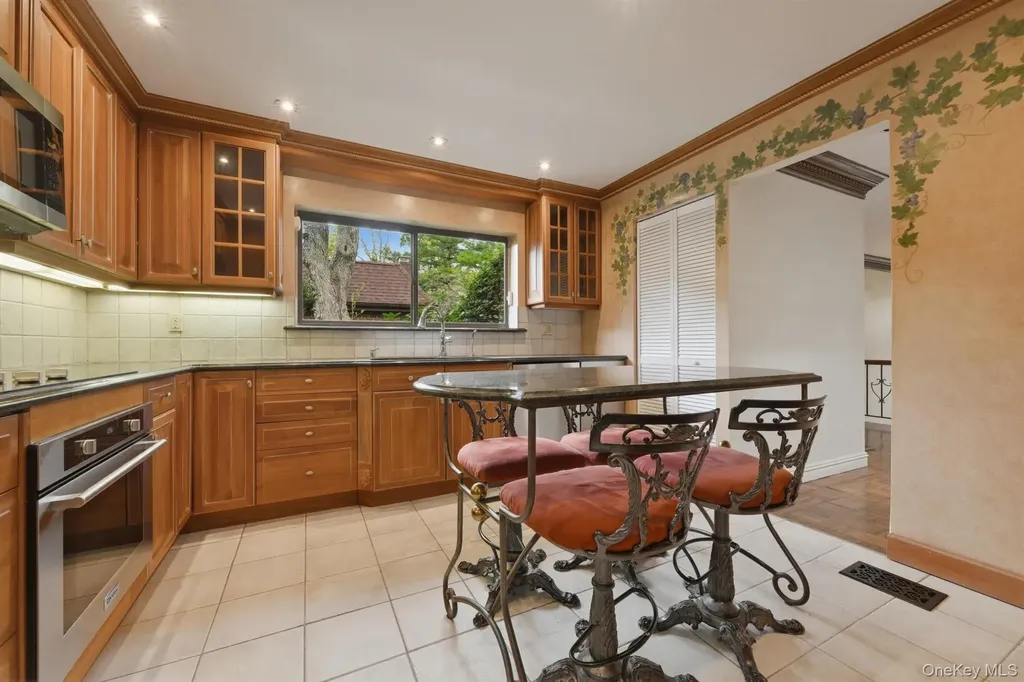 25 Chestnut Hill Roslyn NY 11576