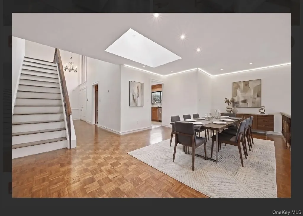 25 Chestnut Hill Roslyn NY 11576