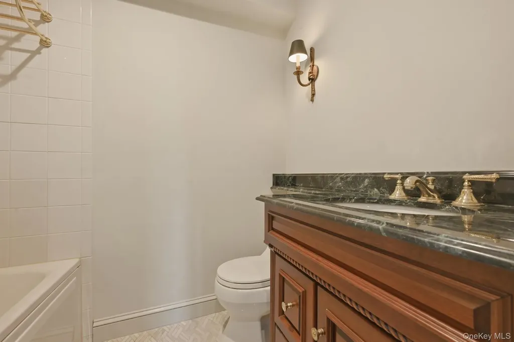 25 Chestnut Hill Roslyn NY 11576