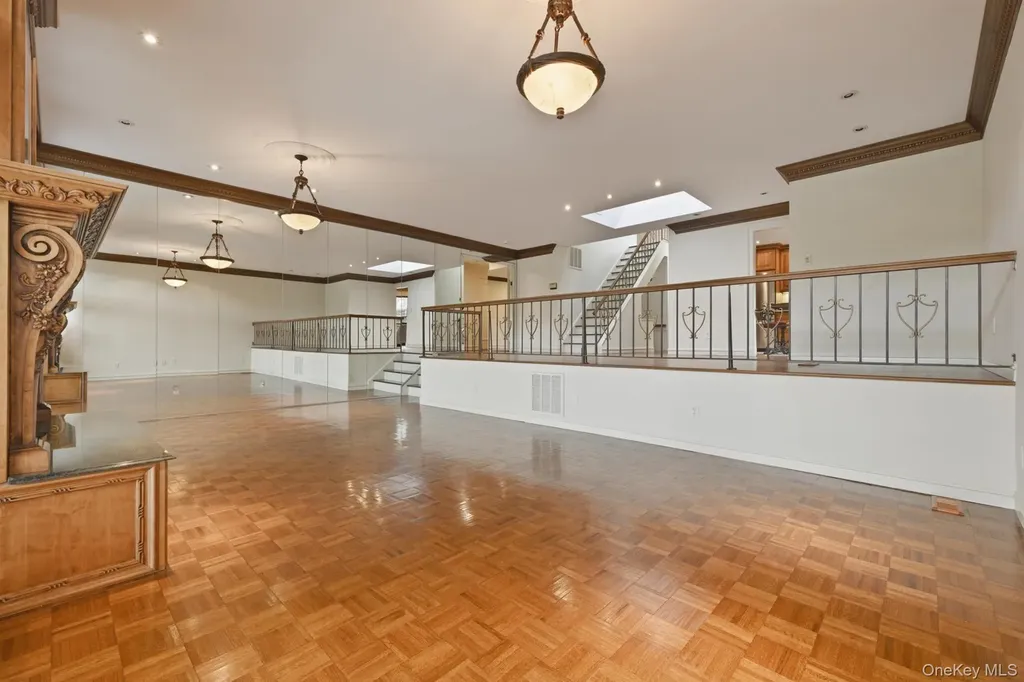 25 Chestnut Hill Roslyn NY 11576