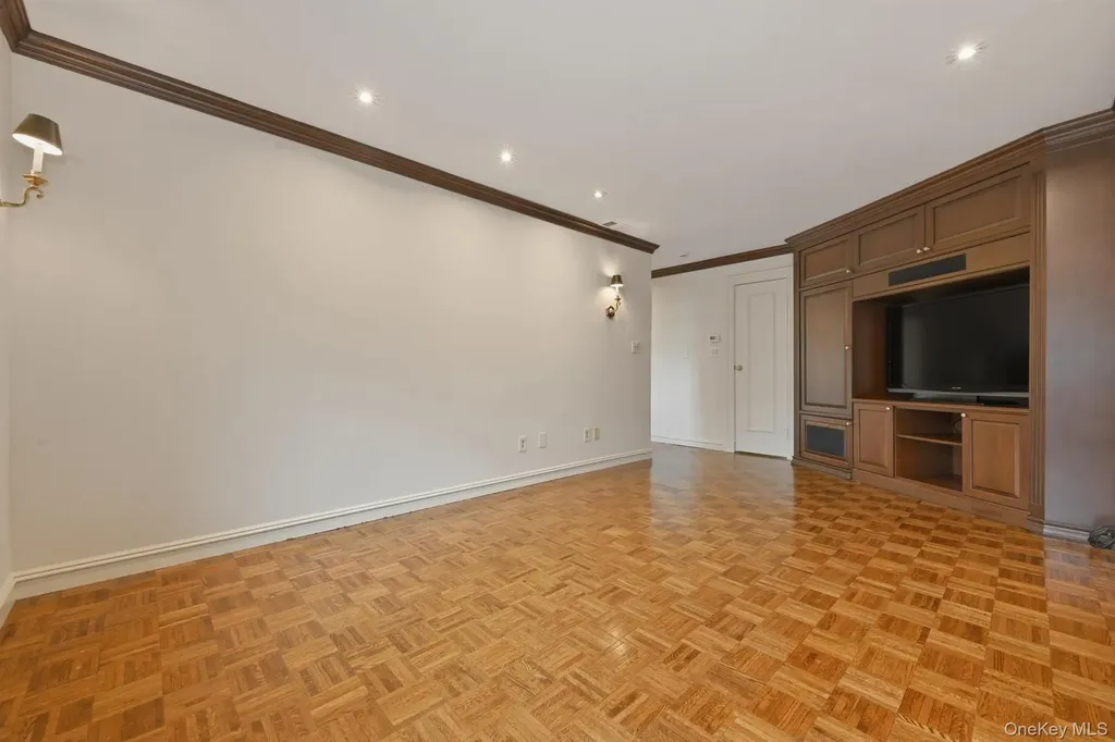 25 Chestnut Hill Roslyn NY 11576