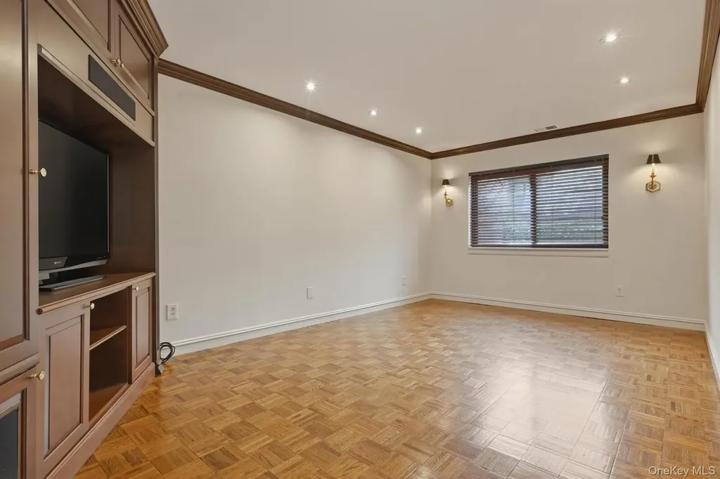 25 Chestnut Hill Roslyn NY 11576