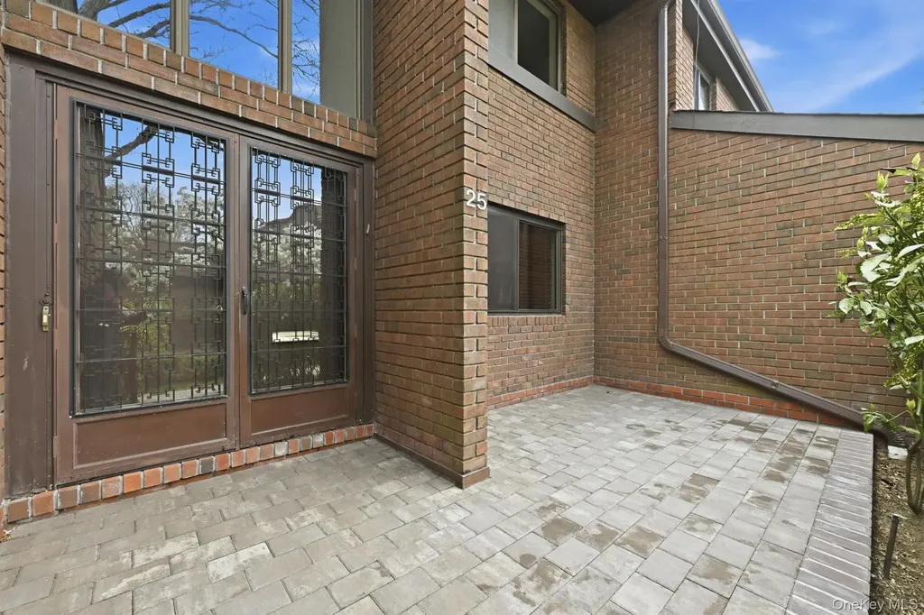 25 Chestnut Hill Roslyn NY 11576