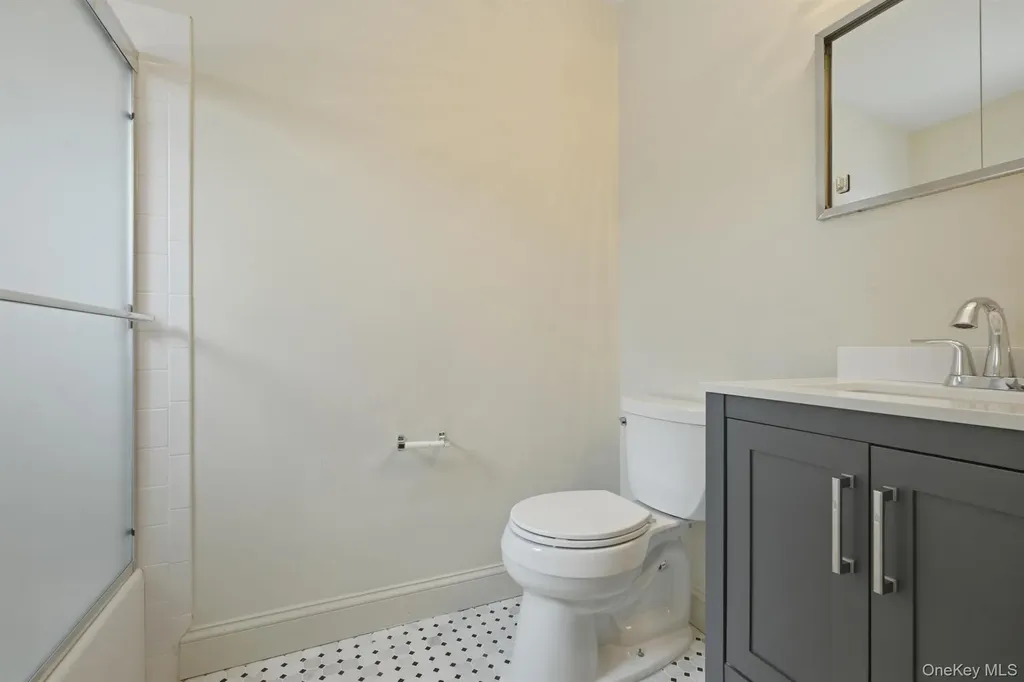 25 Chestnut Hill Roslyn NY 11576