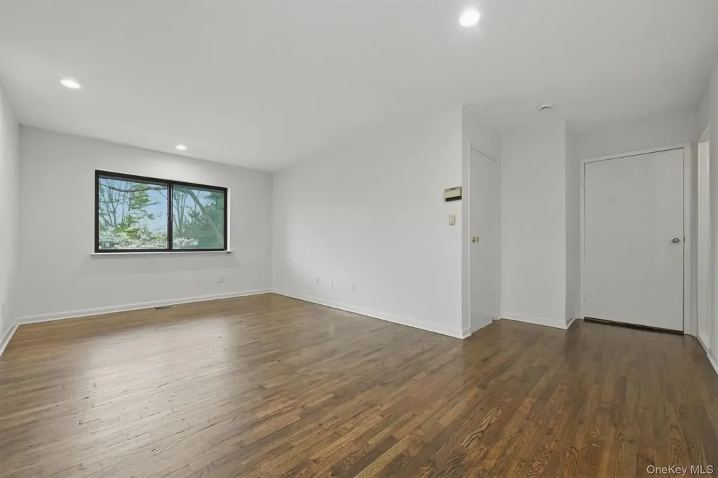25 Chestnut Hill Roslyn NY 11576