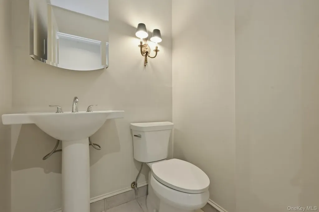 25 Chestnut Hill Roslyn NY 11576