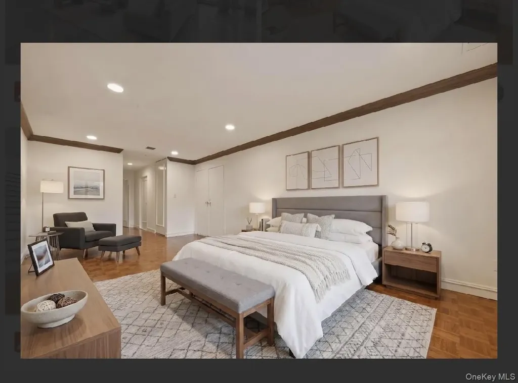 25 Chestnut Hill Roslyn NY 11576