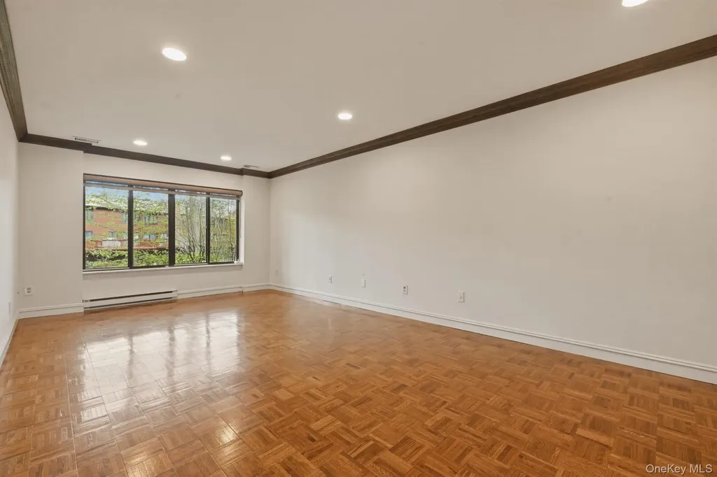 25 Chestnut Hill Roslyn NY 11576
