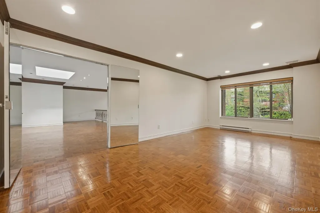 25 Chestnut Hill Roslyn NY 11576