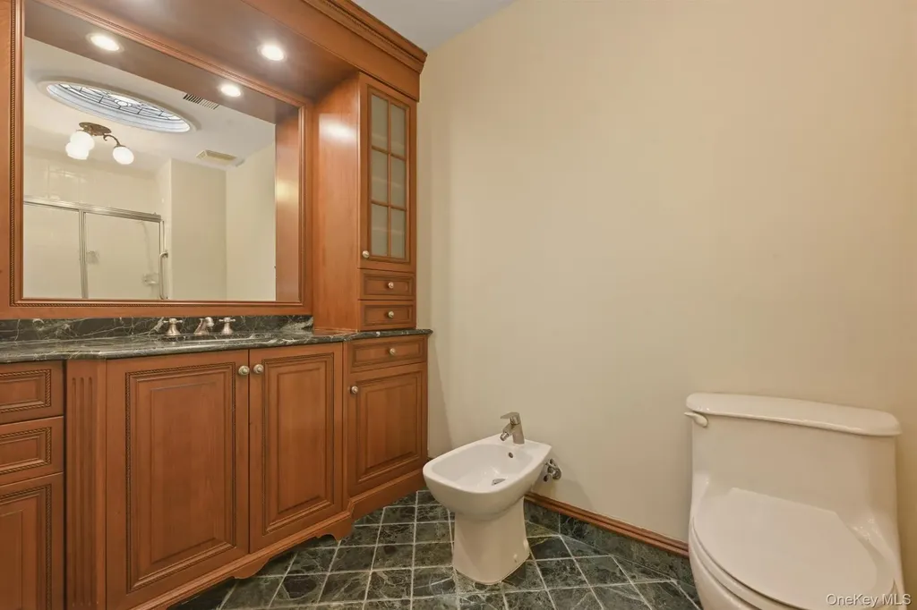 25 Chestnut Hill Roslyn NY 11576