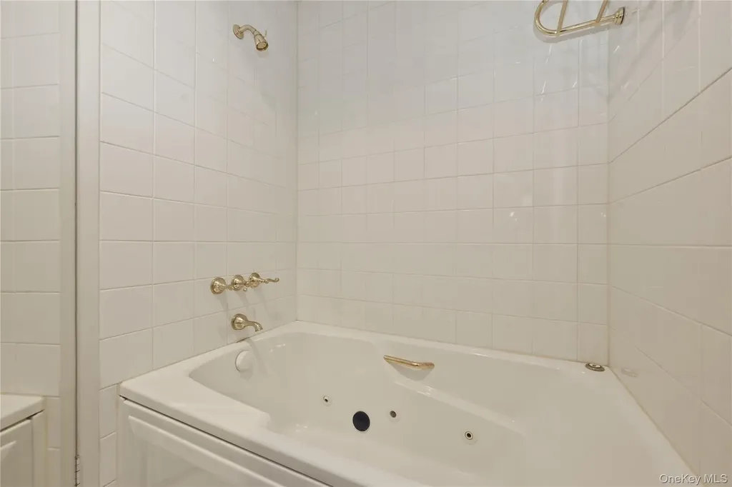 25 Chestnut Hill Roslyn NY 11576
