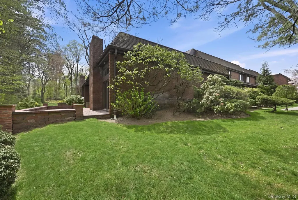 25 Chestnut Hill Roslyn NY 11576