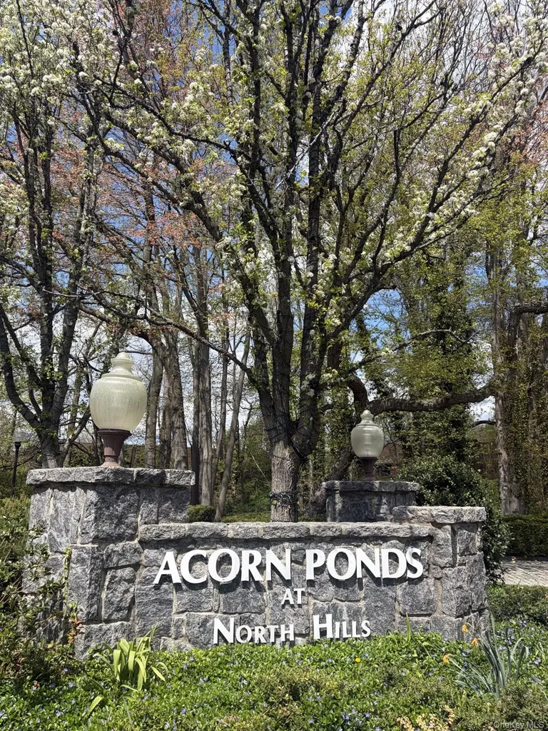 25 Chestnut Hill Roslyn NY 11576