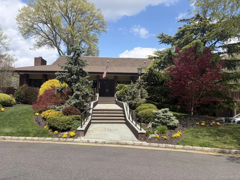 25 Chestnut Hill Roslyn NY 11576