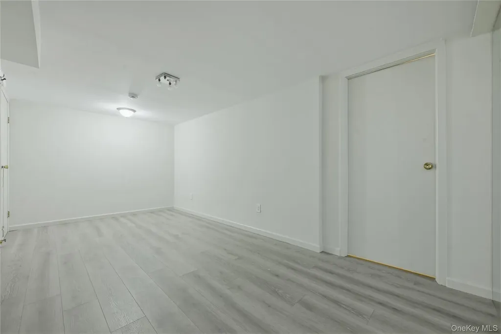 25 Chestnut Hill Roslyn NY 11576