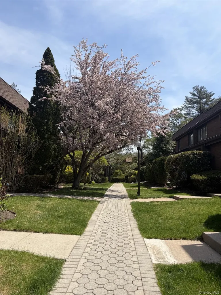25 Chestnut Hill Roslyn NY 11576