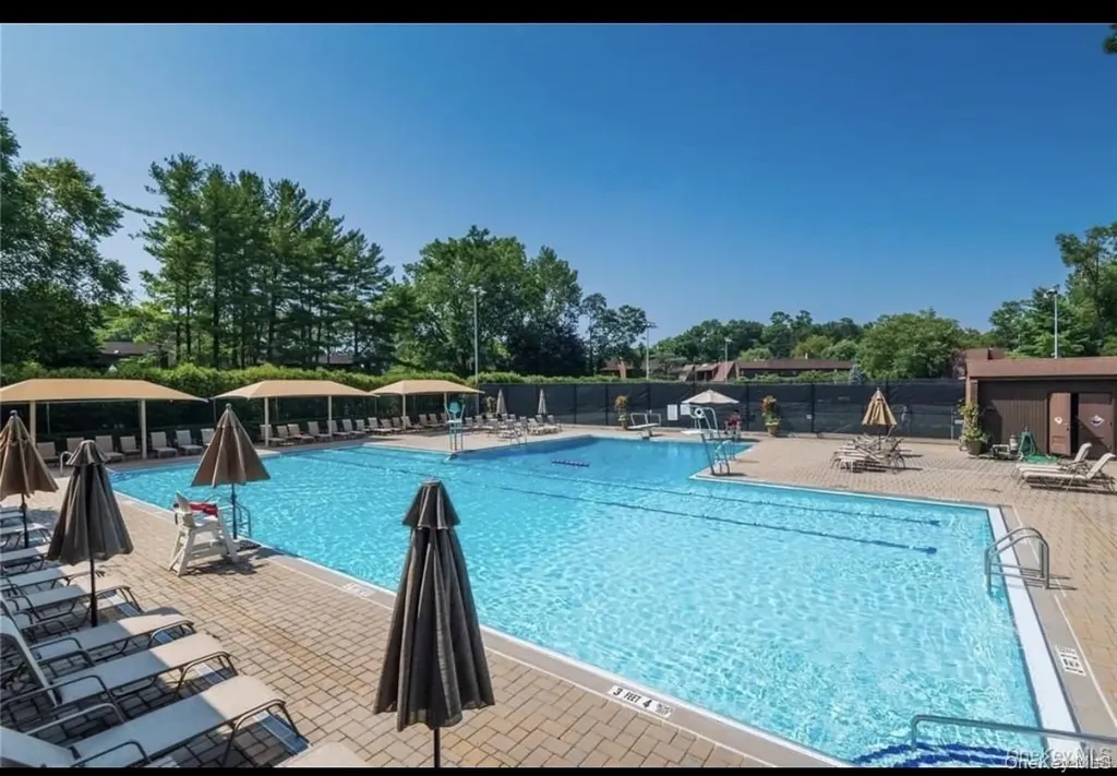 25 Chestnut Hill Roslyn NY 11576