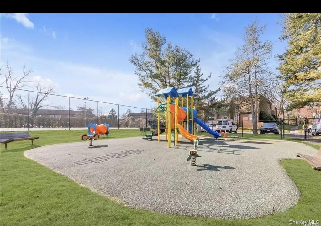 25 Chestnut Hill Roslyn NY 11576