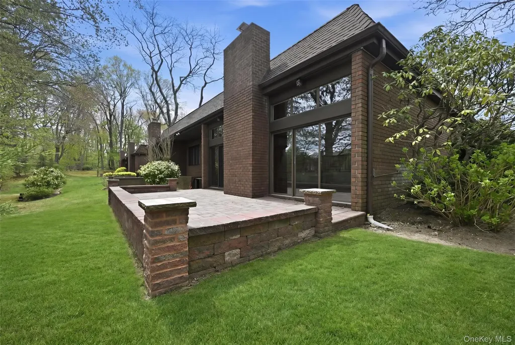 25 Chestnut Hill Roslyn NY 11576